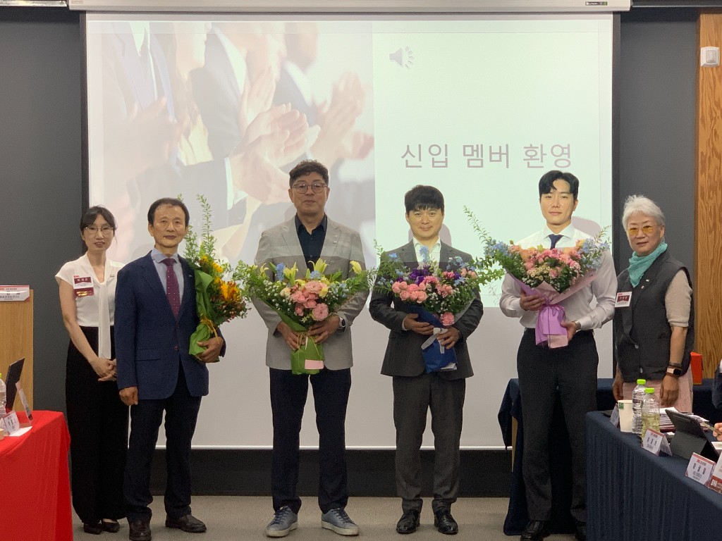 BNI 최강챕터 신입멤버를 소개합니다. 정영현 대표, 이영권 대표, 박성찬 대표, 이우빈 대표